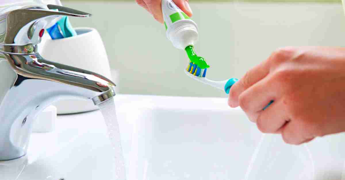 Mycie zębów - Nakładanie pasty na szczoteczkę